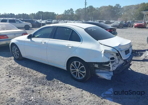 2016 Mercedes-Benz C 300 z USA, uszkodzony, nr VIN 55SWF4JB7GU127743